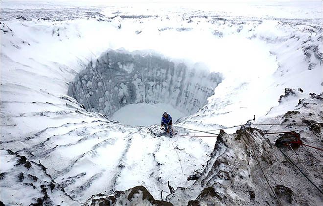 Khám[-]phá[-]bên[-]trong[-]miệng[-]hố[-]bí[-]ẩn[-]ở[-]Siberia